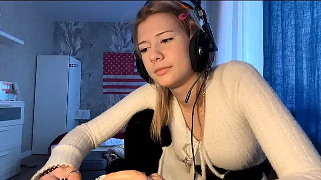 Snapshot of LadyFoxLove chatting on February 27, 11:10 am LadyFoxLove online show from February 27, 11:10 am