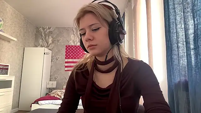 Snapshot of LadyFoxLove chatting on March 1, 11:01 am LadyFoxLove online show from March 1, 11:01 am