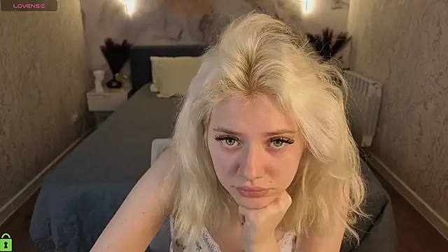 Snapshot of Kate_Krose chatting on February 14, 1:02 am Kate Krose online show from February 14, 1:02 am