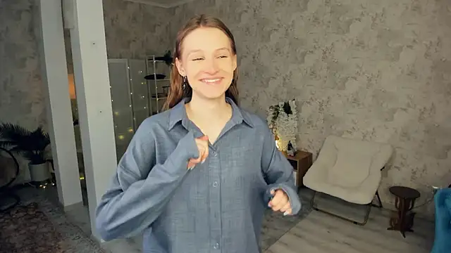 Snapshot of LianneBynon chatting on February 13, 7:37 am LianneBynon online show from February 13, 7:37 am