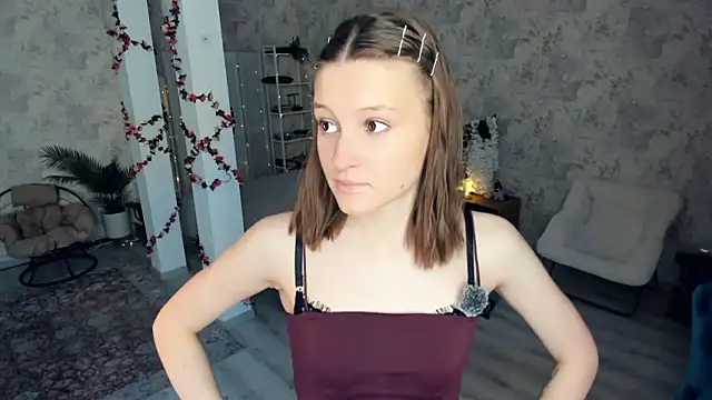 Snapshot of LianneBynon chatting on February 18, 8:21 am LianneBynon online show from February 18, 8:21 am