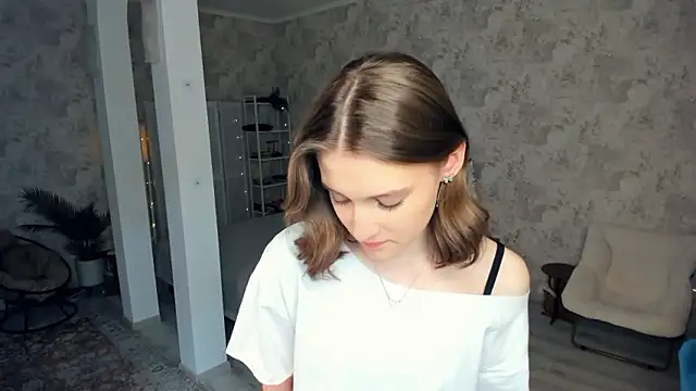 Snapshot of LianneBynon chatting on March 1, 8:16 am LianneBynon online show from March 1, 8:16 am