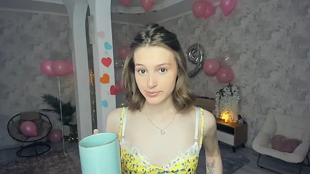 LianneBynon online show from April 15, 9:16 am