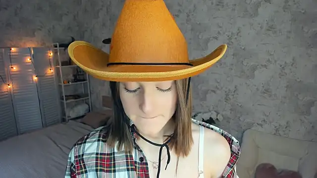 Snapshot of LianneBynon chatting on June 27, 8:41 am LianneBynon online show from June 27, 8:41 am