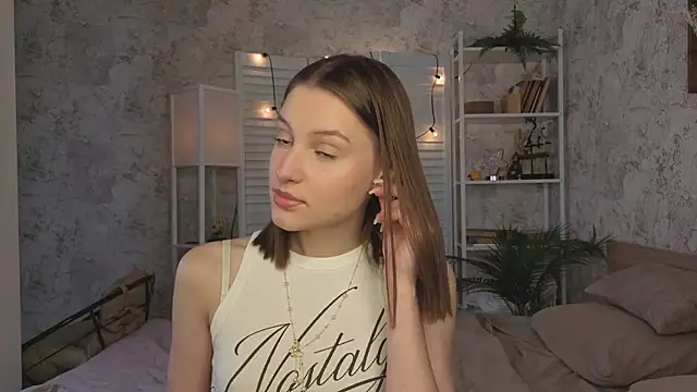 Snapshot of LianneBynon chatting on July 6, 8:33 am LianneBynon online show from July 6, 8:33 am