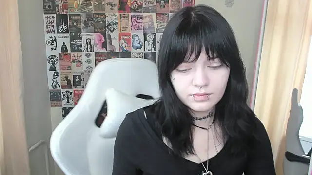 Snapshot of Emma_Darkkk chatting on February 8, 5:44 am Emma Darkkk online show from February 8, 5:44 am