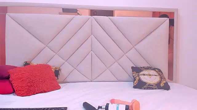 Snapshot of AmberQueen1 chatting on February 21, 12:06 pm AmberQueen1 online show from February 21, 12:06 pm