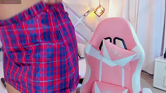 Snapshot of karlaa_megan chatting on February 17, 9:10 pm karlaa megan online show from February 17, 9:10 pm