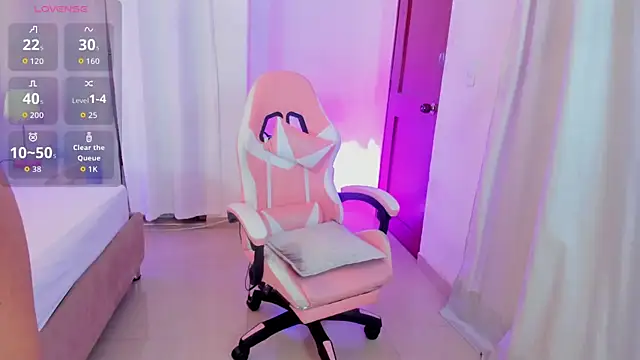 Snapshot of karlaa_megan chatting on February 23, 7:33 pm karlaa megan online show from February 23, 7:33 pm