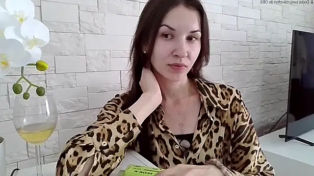 JuliaLovely online show from May 25, 1:50 pm