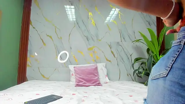 Amanda Rossi online show from March 17, 8:12 pm