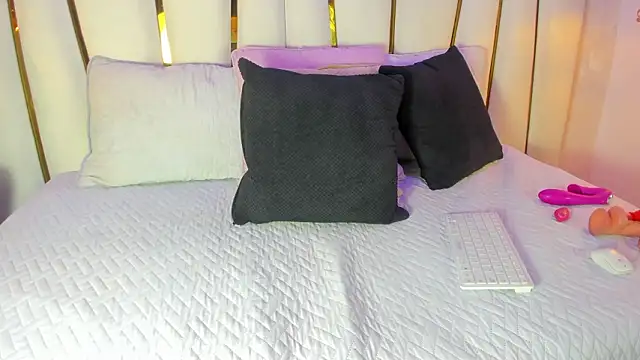 Snapshot of SofiaGlow_ chatting on February 27, 3:17 am SofiaGlow online show from February 27, 3:17 am