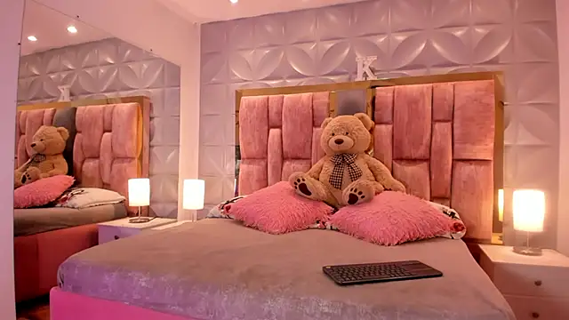 Snapshot of Paris_Velvet chatting on February 9, 9:52 pm Paris Velvet online show from February 9, 9:52 pm