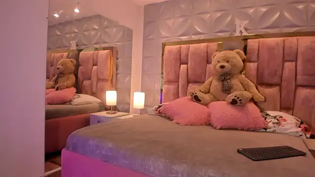 Snapshot of Paris_Velvet chatting on February 11, 9:53 pm Paris Velvet online show from February 11, 9:53 pm