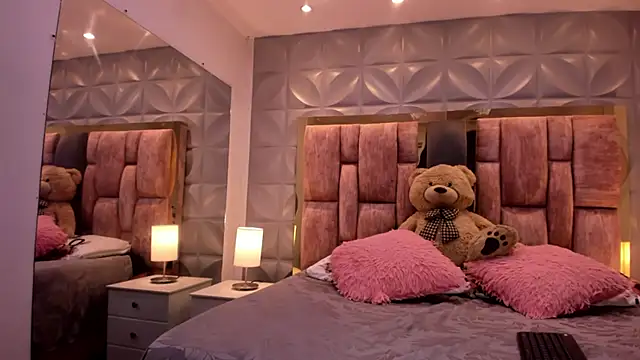 Paris Velvet online show from April 14, 11:11 pm