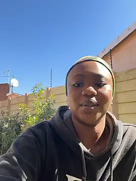 Snapshot of BankssWithTheBenz chatting on April 28, 9:03 am BankssWithTheBenz online show from April 28, 9:03 am