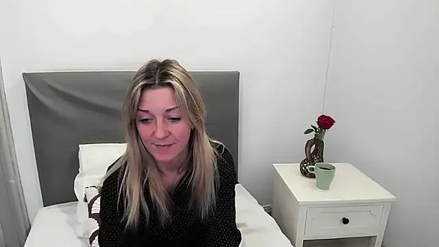 Snapshot of MileyXStar chatting on February 4, 9:09 pm MileyXStar online show from February 4, 9:09 pm