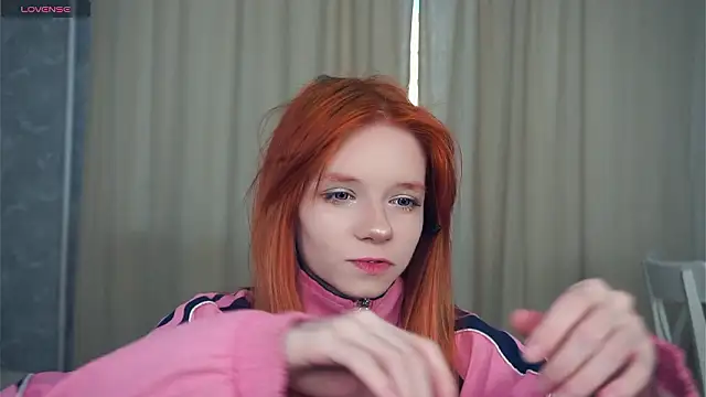 Snapshot of TarynPalek chatting on February 6, 6:29 am TarynPalek online show from February 6, 6:29 am