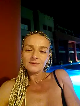 Snapshot of DeliaaSmith chatting on April 7, 6:08 pm DeliaaSmith online show from April 7, 6:08 pm