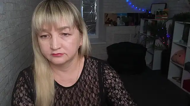 Lily Luxee online show from February 2, 7:18 am