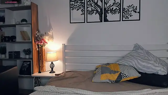 Snapshot of MalvinaTrafford chatting on February 16, 9:44 pm MalvinaTrafford online show from February 16, 9:44 pm