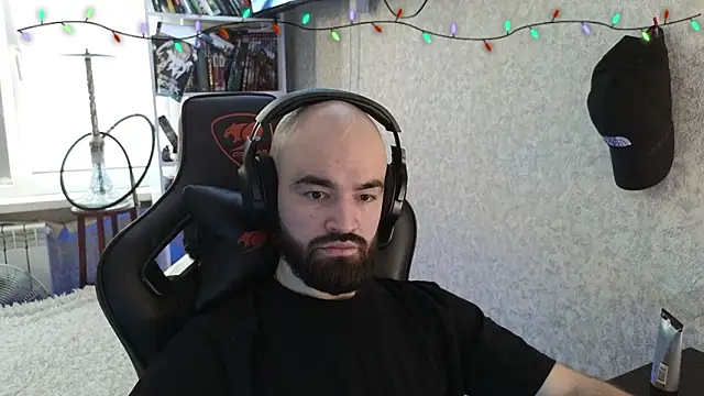 Snapshot of _Mostly_ chatting on February 1, 11:53 am Mostly online show from February 1, 11:53 am