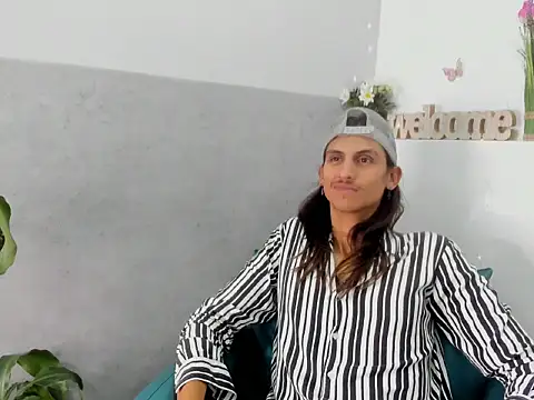 Snapshot of Noha-Smith chatting on February 1, 4:33 am Noha-Smith online show from February 1, 4:33 am