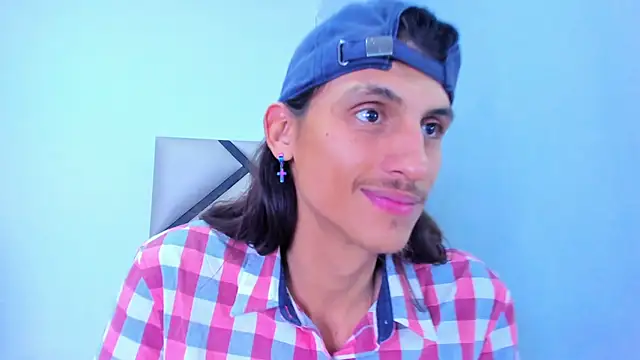 Snapshot of Noha-Smith chatting on February 3, 4:10 am Noha-Smith online show from February 3, 4:10 am