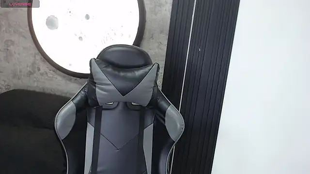 Snapshot of Noha-Smith chatting on February 8, 3:43 am Noha-Smith online show from February 8, 3:43 am