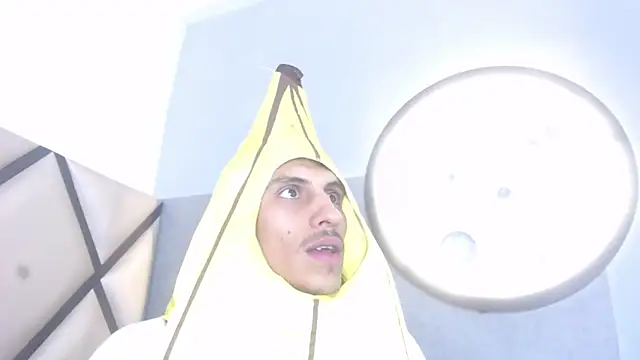 Snapshot of Noha-Smith chatting on February 13, 4:30 am Noha-Smith online show from February 13, 4:30 am