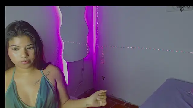 Snapshot of Charlothe_18 chatting on February 15, 8:24 am Charlothe 18 online show from February 15, 8:24 am