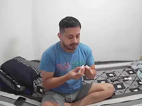 Snapshot of JonatanBail chatting on February 8, 9:56 am JonatanBail online show from February 8, 9:56 am