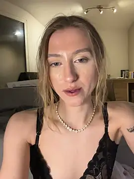 Snapshot of romyxxs chatting on February 20, 1:02 am romyxxs online show from February 20, 1:02 am