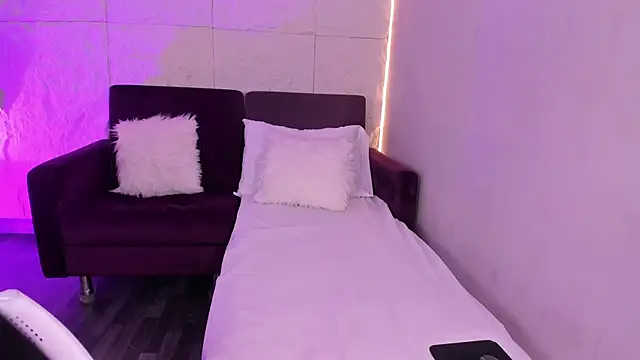 Snapshot of Yalezka_ chatting on February 16, 12:01 pm Yalezka online show from February 16, 12:01 pm