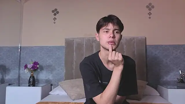 Snapshot of Derek_Sinn chatting on February 13, 7:54 pm Derek Sinn online show from February 13, 7:54 pm