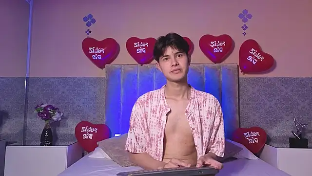 Snapshot of Derek_Sinn chatting on February 16, 7:43 pm Derek Sinn online show from February 16, 7:43 pm