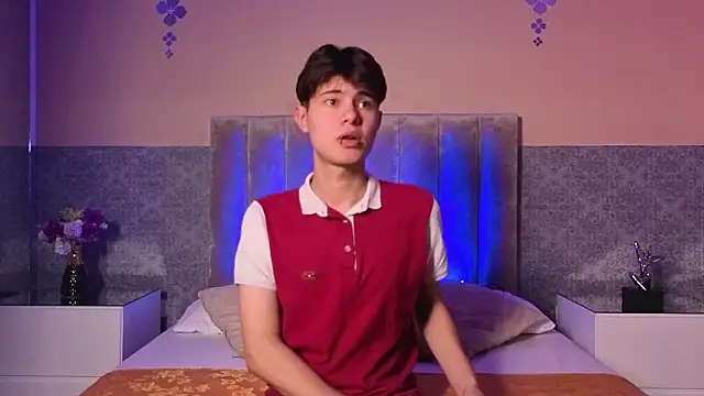 Snapshot of Derek_Sinn chatting on February 19, 8:05 pm Derek Sinn online show from February 19, 8:05 pm