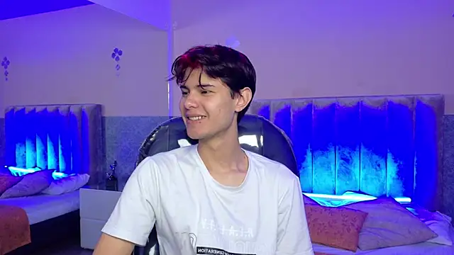 Snapshot of Derek_Sinn chatting on June 4, 8:15 pm Derek Sinn online show from June 4, 8:15 pm