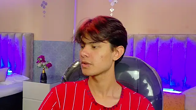 Snapshot of Derek_Sinn chatting on June 11, 7:23 pm Derek Sinn online show from June 11, 7:23 pm