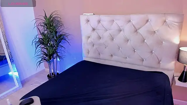 Snapshot of Valenvega_ chatting on April 18, 12:42 pm Valenvega online show from April 18, 12:42 pm