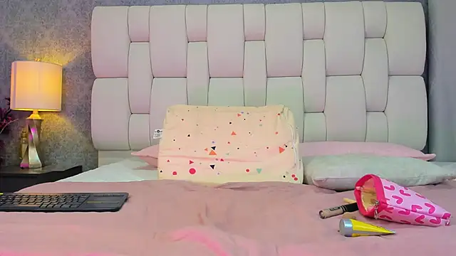 sophiaa10 online show from February 6, 7:06 pm