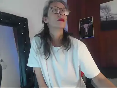 Snapshot of laurasofia45 chatting on February 19, 7:37 am laurasofia45 online show from February 19, 7:37 am