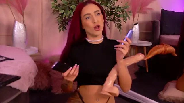 Snapshot of CrystalRedd chatting on February 3, 6:22 am CrystalRedd online show from February 3, 6:22 am