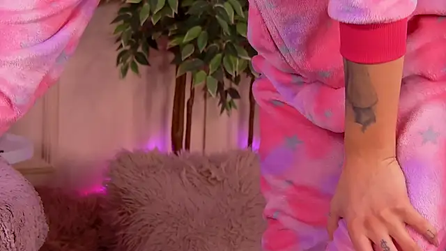 Snapshot of CrystalRedd chatting on February 11, 5:45 am CrystalRedd online show from February 11, 5:45 am