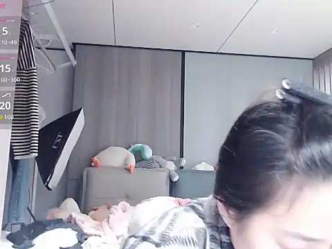 Snapshot of Tsuki-y chatting on February 28, 2:29 pm Tsuki-y online show from February 28, 2:29 pm