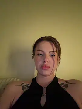 Snapshot of AkylinaGold chatting on April 18, 9:59 pm AkylinaGold online show from April 18, 9:59 pm