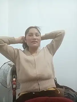 Snapshot of Momo-biki chatting on February 5, 2:22 pm Momo-biki online show from February 5, 2:22 pm