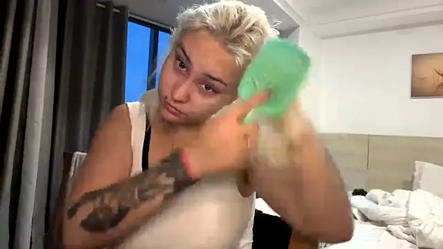 LuxureMia online show from February 12, 11:05 am