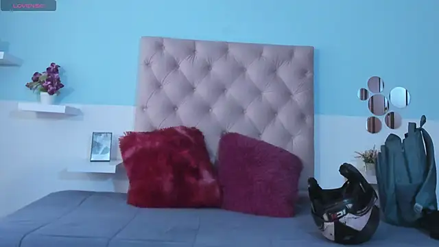 Snapshot of kendall_hernandez chatting on February 18, 2:13 pm kendall hernandez online show from February 18, 2:13 pm