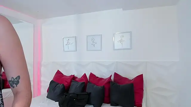 naomi amoretti online show from February 11, 4:34 pm